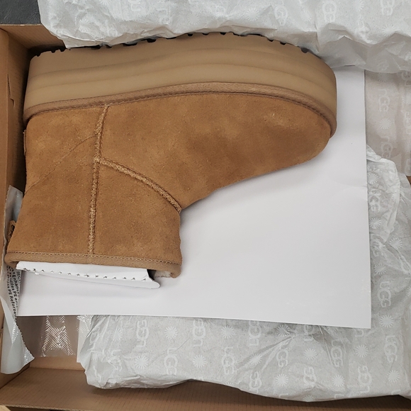 UGG Women's Classic Mini Platform Boot - Picture 9 of 9